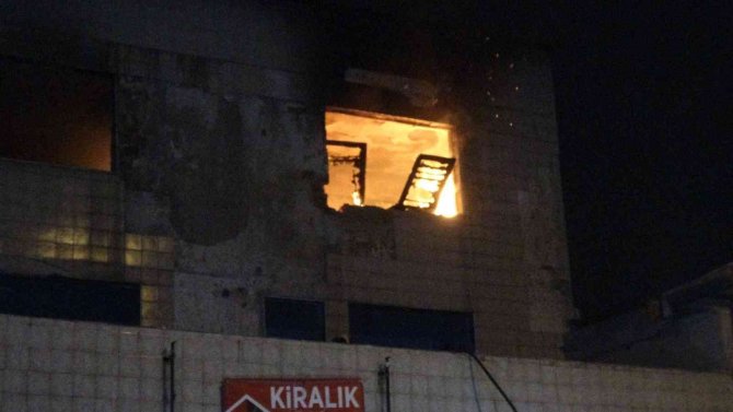 Bursa’da 3 katlı kullanılmayan binada korkutan yangın