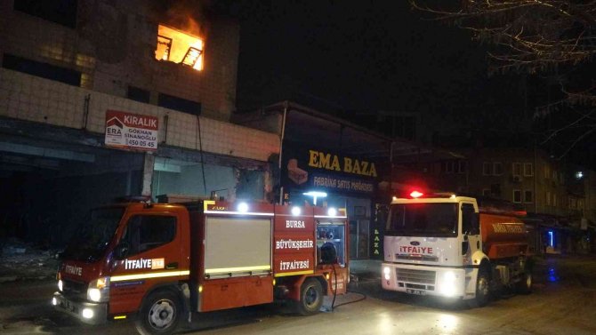 Bursa’da 3 katlı kullanılmayan binada korkutan yangın
