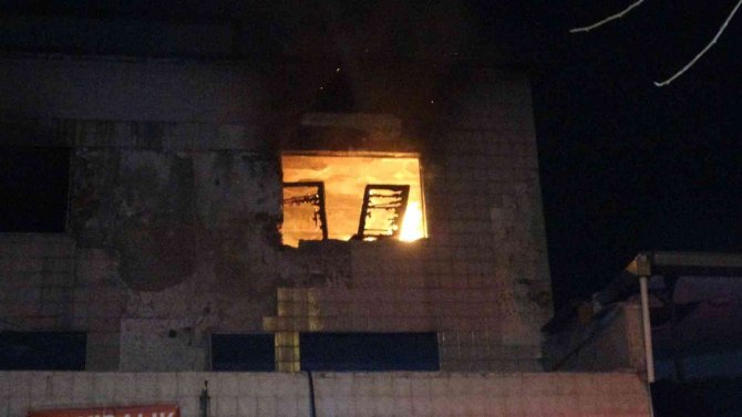 Bursa’da 3 katlı kullanılmayan binada korkutan yangın