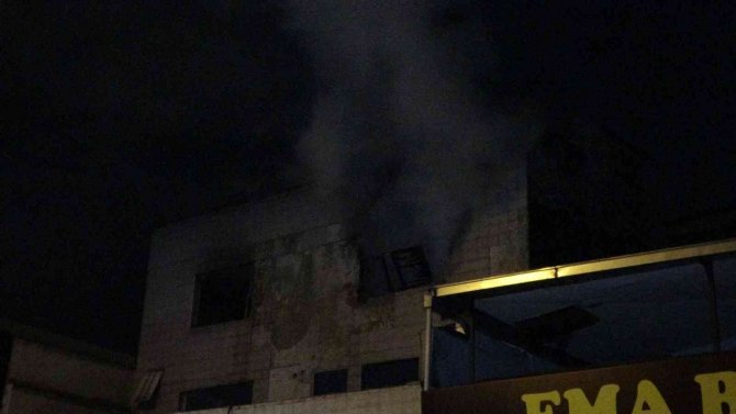 Bursa’da 3 katlı kullanılmayan binada korkutan yangın