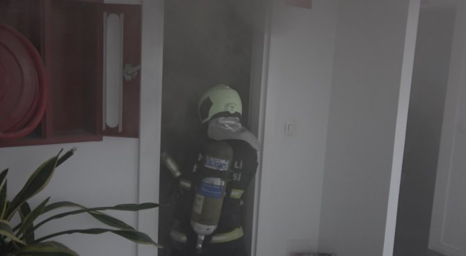 Buzdolabında çıkan yangın korkuttu