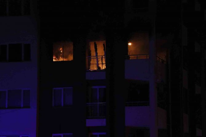 Elektrik kontağından çıkan yangın evi küle çevirdi