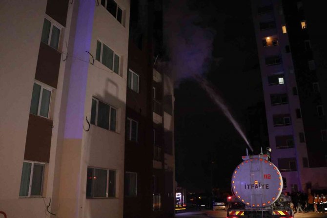 Elektrik kontağından çıkan yangın evi küle çevirdi