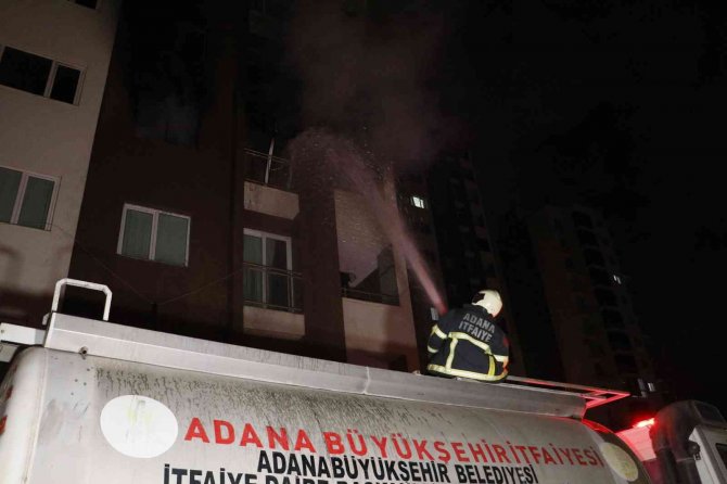 Elektrik kontağından çıkan yangın evi küle çevirdi