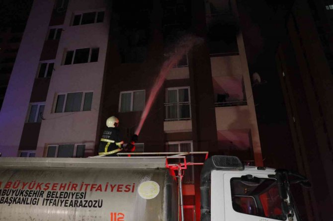 Elektrik kontağından çıkan yangın evi küle çevirdi