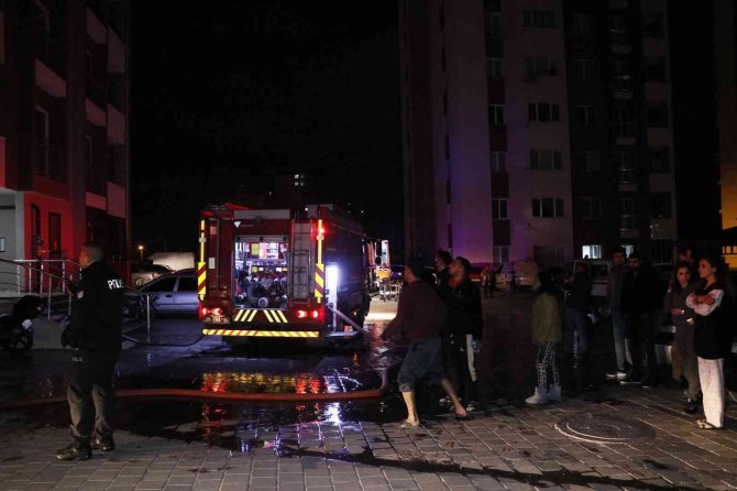 Elektrik kontağından çıkan yangın evi küle çevirdi