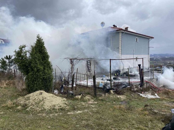 Garajda çıkan yangın korku dolu anlara neden oldu