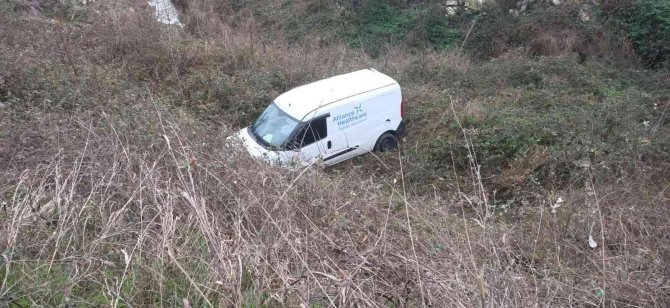 Hafif ticari araç şarampole uçtu