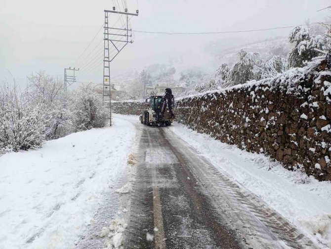 Hatay’da kar yağışı nedeniyle ahır çöktü, 10 hayvan telef oldu