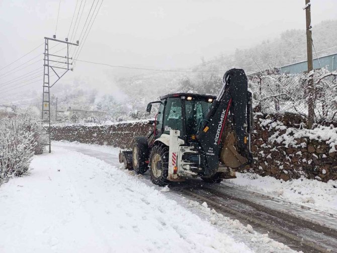 Hatay’da kar yağışı nedeniyle ahır çöktü, 10 hayvan telef oldu