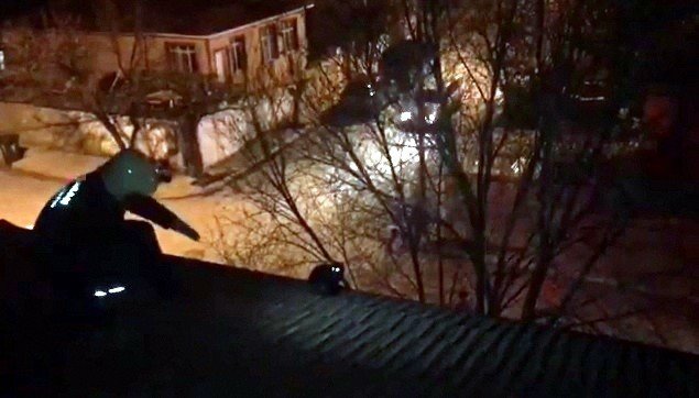 İtfaiyeden çatıdaki kediyi kurtarma operasyonu