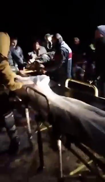 Kapalı yola giren otomobil kanala düştü: 3 yaralı