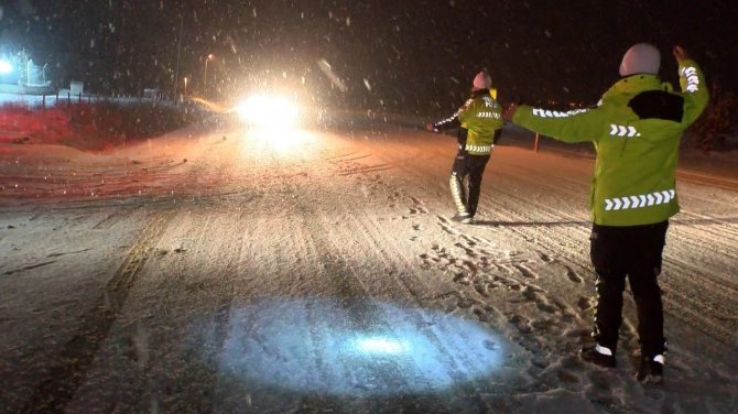 Kar bastırdı, tır sürücüleri yolda kaldı