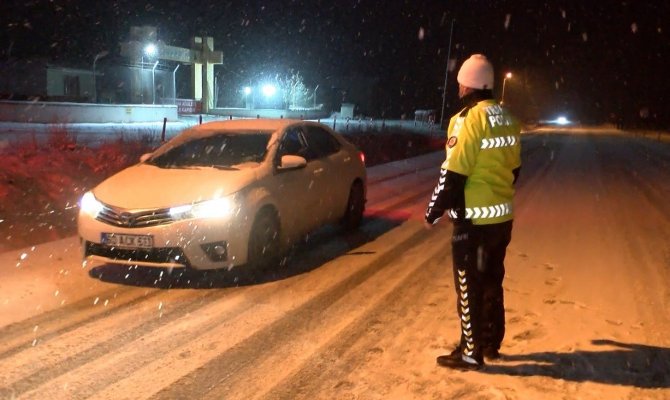 Kar bastırdı, tır sürücüleri yolda kaldı
