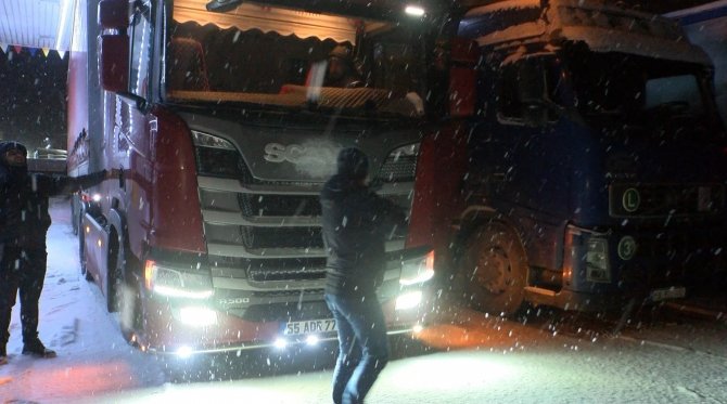 Kar bastırdı, tır sürücüleri yolda kaldı
