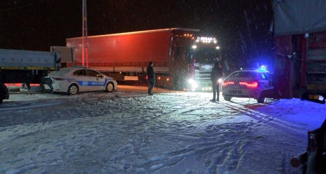 Kar bastırdı, tır sürücüleri yolda kaldı