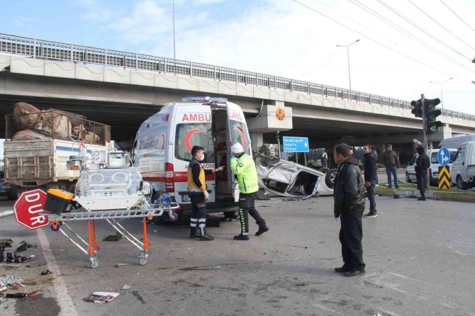 Kontrolden çıkan otomobil ortalığı savaş alanına çevirdi
