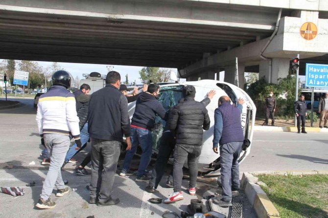 Kontrolden çıkan otomobil ortalığı savaş alanına çevirdi