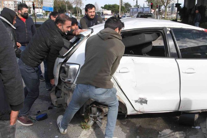 Kontrolden çıkan otomobil ortalığı savaş alanına çevirdi