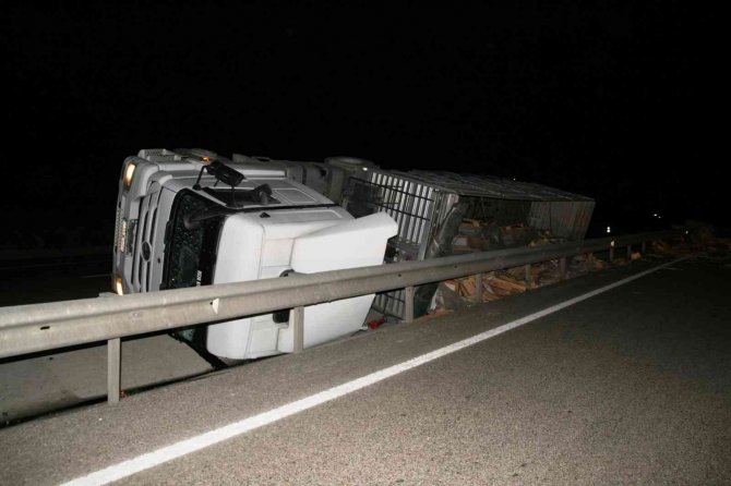 Konya’da tır devrildi: 1 yaralı