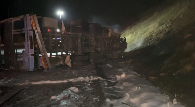 Kuzey Marmara Otoyolunda feci kaza: Kamyon şoförü yanan kamyonda hayatını kaybetti