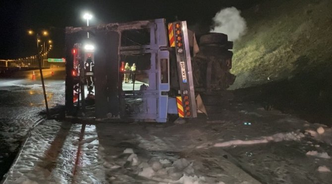 Kuzey Marmara Otoyolunda feci kaza: Kamyon şoförü yanan kamyonda hayatını kaybetti