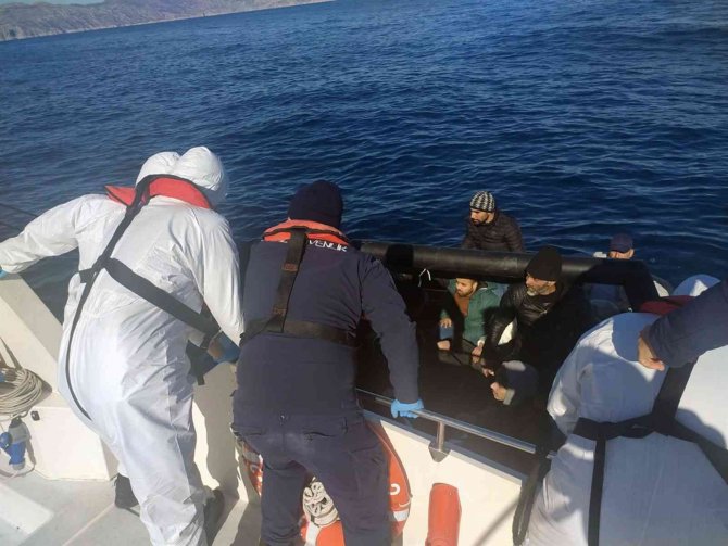 Marmaris’te 16 düzensiz göçmen kurtarıldı