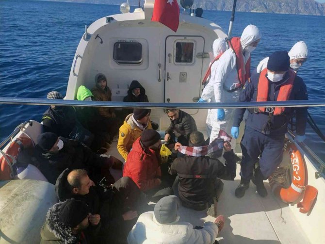 Marmaris’te 16 düzensiz göçmen kurtarıldı