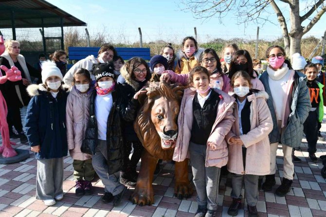 Miniklerden sokak hayvanlarına anlamlı destek