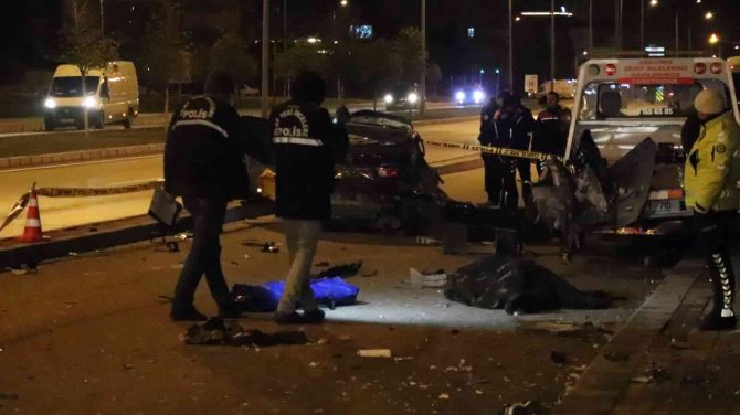 Otomobil park halindeki çekiciye çarptı; 1ölü, 1 yaralı