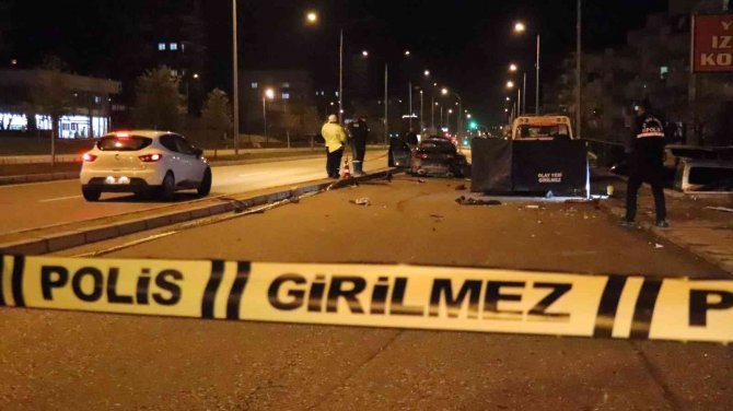 Otomobil park halindeki çekiciye çarptı; 1ölü, 1 yaralı