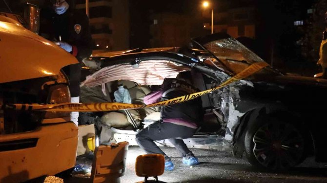 Otomobil park halindeki çekiciye çarptı; 1ölü, 1 yaralı