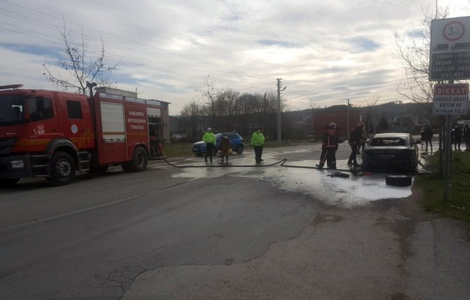 Otomobilin alev alev yandığı anlar kamerada