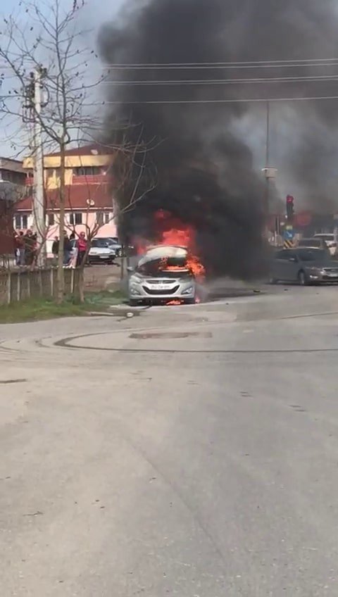 Otomobilin alev alev yandığı anlar kamerada