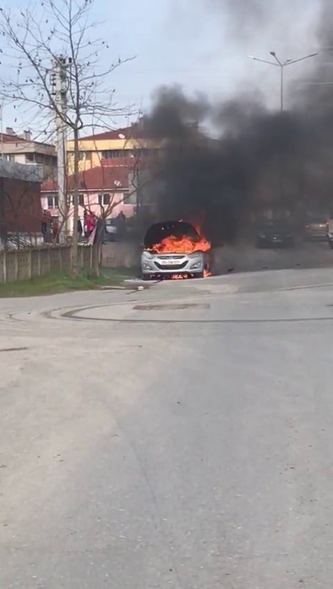 Otomobilin alev alev yandığı anlar kamerada