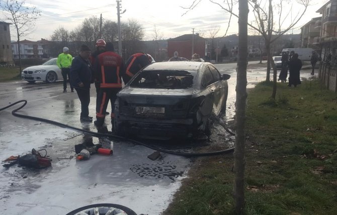 Otomobilin alev alev yandığı anlar kamerada