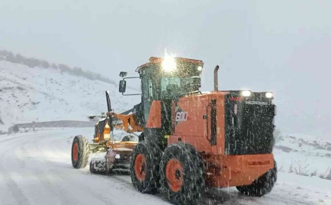 Sincik-Kahta karayolu buz pistine döndü, karayolu ulaşıma kapandı