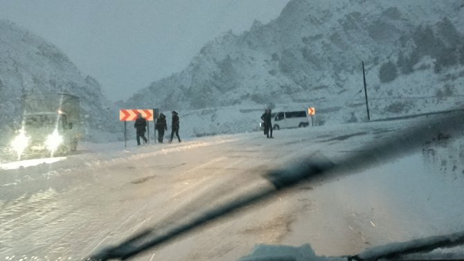Sincik-Kahta karayolu buz pistine döndü, karayolu ulaşıma kapandı