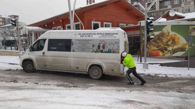 Yolda kalan araç sürücülerin imdadına trafik polisleri yetişti