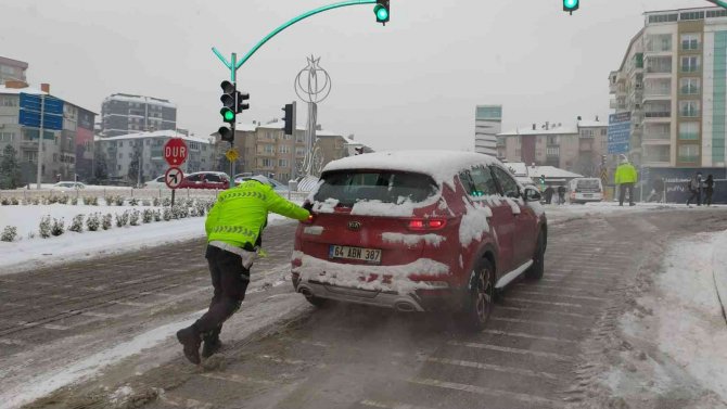 Yolda kalan araç sürücülerin imdadına trafik polisleri yetişti