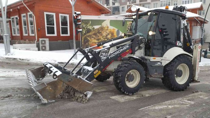 Yolda kalan araç sürücülerin imdadına trafik polisleri yetişti