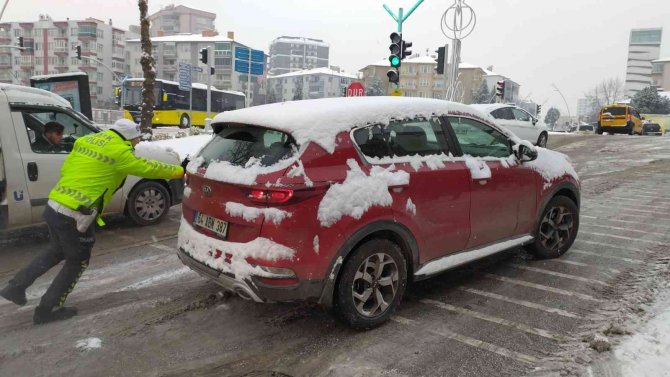 Yolda kalan araç sürücülerin imdadına trafik polisleri yetişti