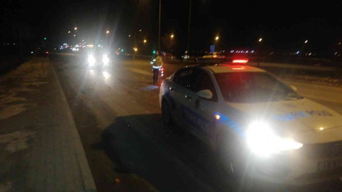 Afyonkarahisar’da tırın dorsesi savruldu, mandalinalar yolu saçıldı