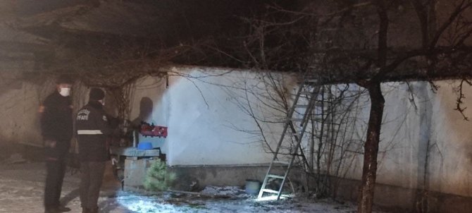Alevlere teslim olan evdeki yaşlı kadın hayatını kaybetti