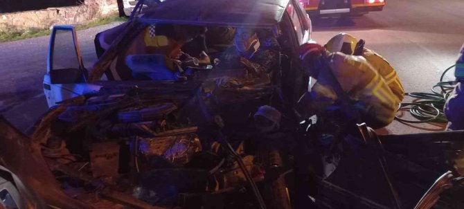 Beton mikserine çarpan otomobil hurdaya döndü