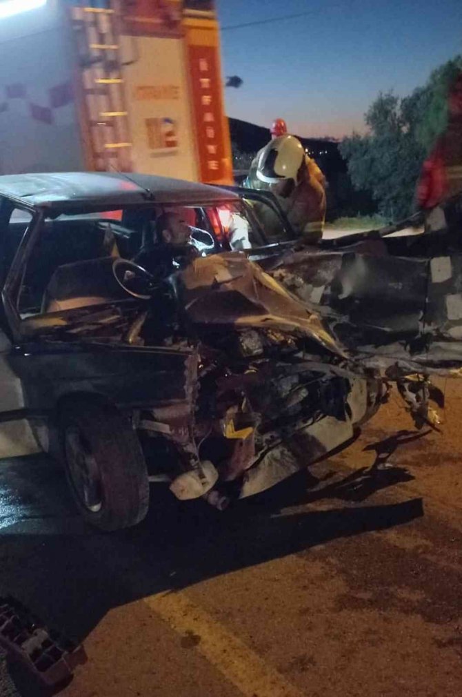 Beton mikserine çarpan otomobil hurdaya döndü