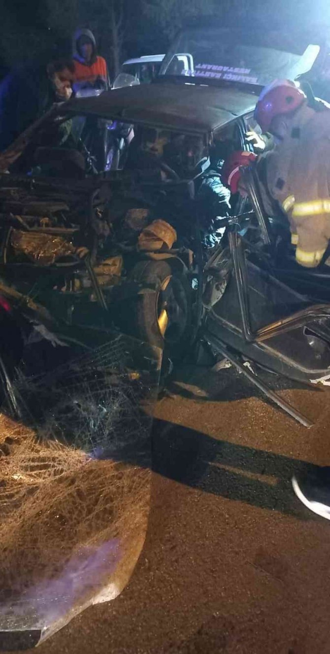 Beton mikserine çarpan otomobil hurdaya döndü