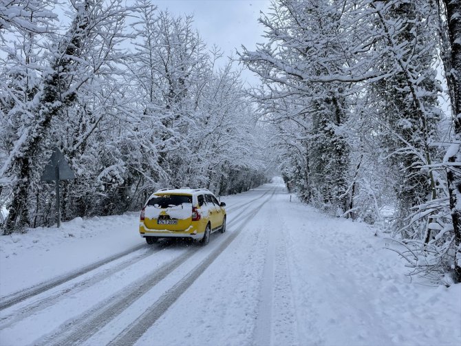 Kar nedeniyle 2 çatı çöktü, yollarda ulaşım aksadı