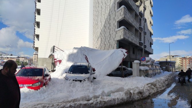 Çatı çökmesi sonucu 20 araç hasar gördü!