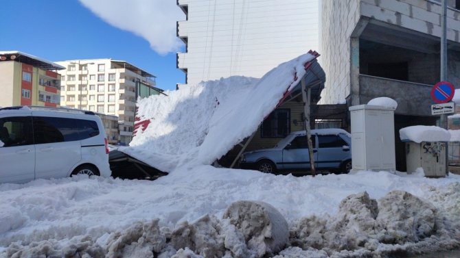 Çatı çökmesi sonucu 20 araç hasar gördü!